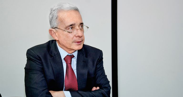 Álvaro Uribe fue el promotor de la reducción de la jornada laboral.